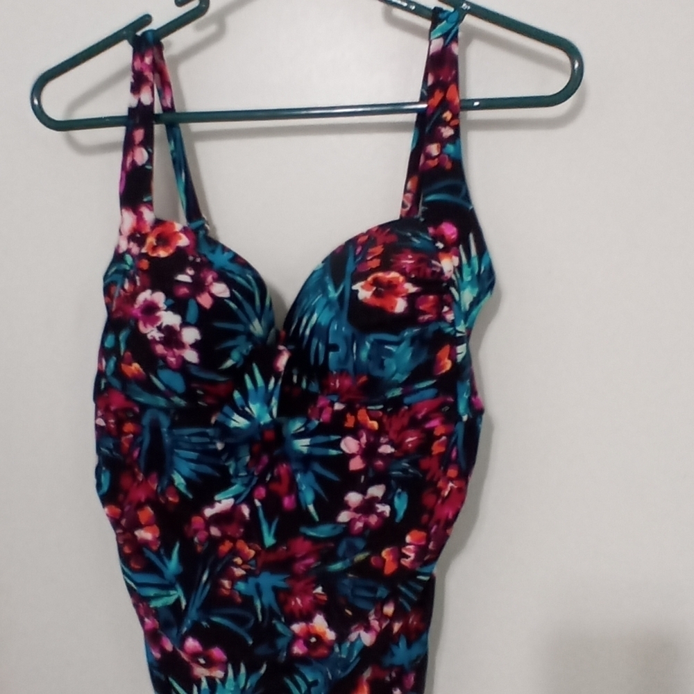 Tahiti Floral PaddedTankini Ties at front middle and on back